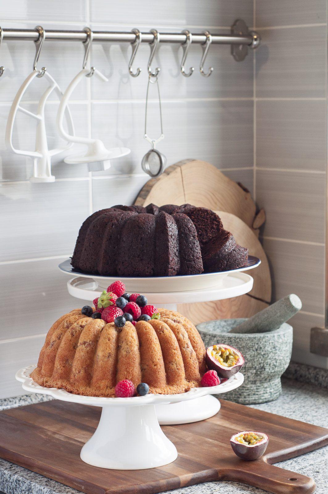 Foto em destaque de Bolo de Maçã e Canela, com Frutos Vermelhos