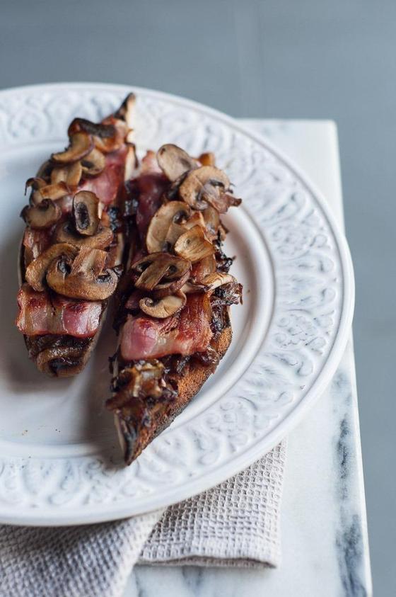 Foto em destaque de Bruschettas Perfeitas com Chutney de Cebola, Bacon e Cogumelos