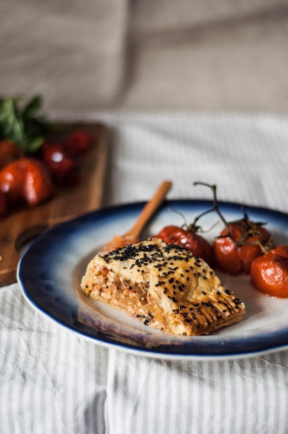 Foto em destaque de Folhado de Carnes com Pimento e Tomate Assado