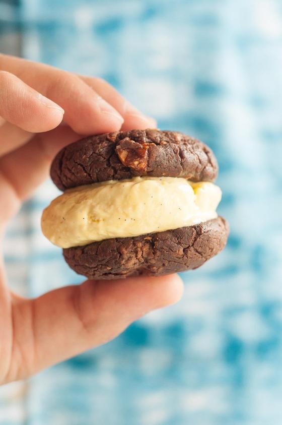 Foto em destaque de Bolachas de Chocolate com Pinhoada & Gelado de Baunilha aka Creme Pasteleiro
