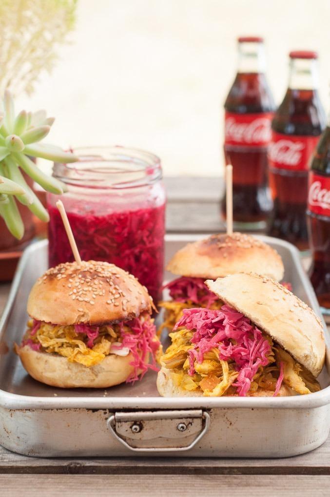 Foto em destaque de Sandwiches de Frango com Caril e Pickles Cor-de-Rosa!