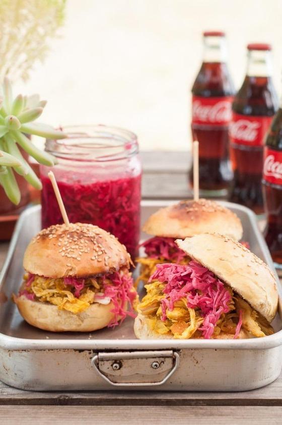 Foto em destaque de Sandwiches de Frango com Caril e Pickles Cor-de-Rosa!