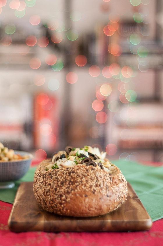 Foto em destaque de Bacalhau na Broa com Hummus de Grão-de-Bico