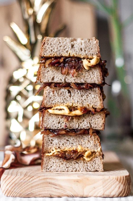 Foto em destaque de Tosta de Cebola Caramelizada
