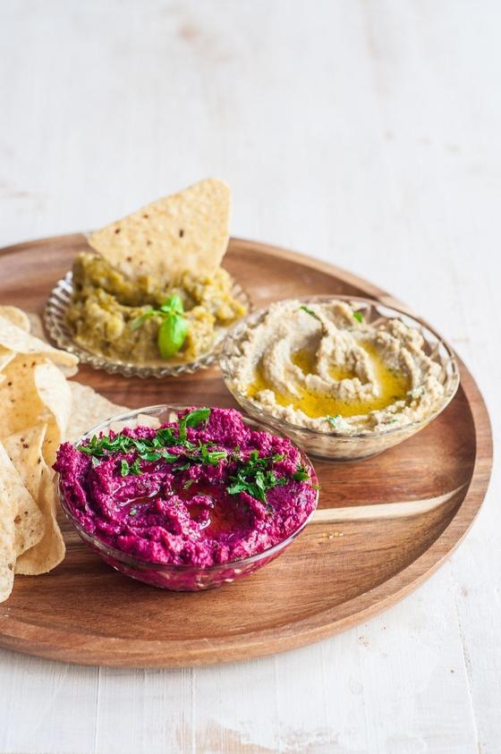 Foto em destaque de Snacks de Verão: Hummus de Beterraba & Babaganoush & Pasta de Courgette