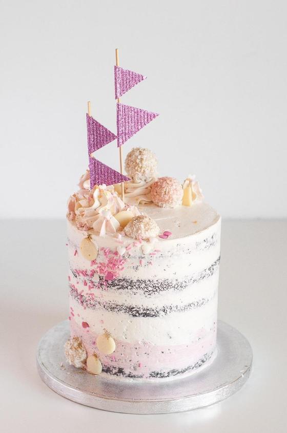 Foto em destaque de Semi-Naked Cake Dourado e Rosa