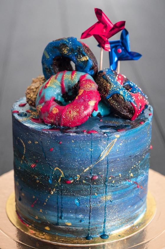 Foto em destaque de Bolo Universo e Donuts!
