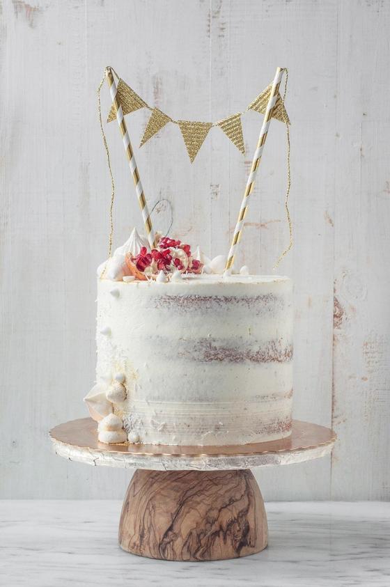 Foto em destaque de Bolo Branco e Dourado com Romã