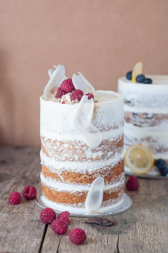 Foto em destaque de Bolo Naked Cake com Penas de Chocolate