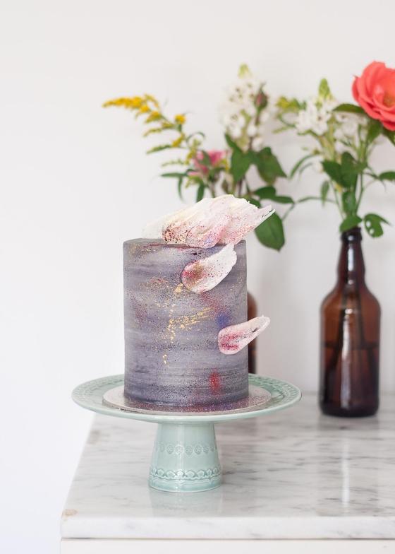 Foto em destaque de Bolo de Aniversário e Asas de Chocolate Branco