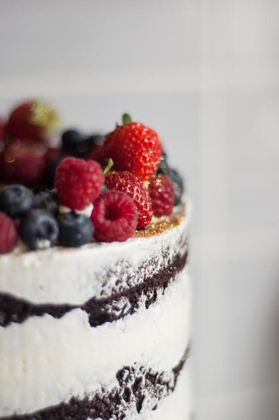 Foto em destaque de Bolo Casamento Naked Cake e Frutas Vermelhas