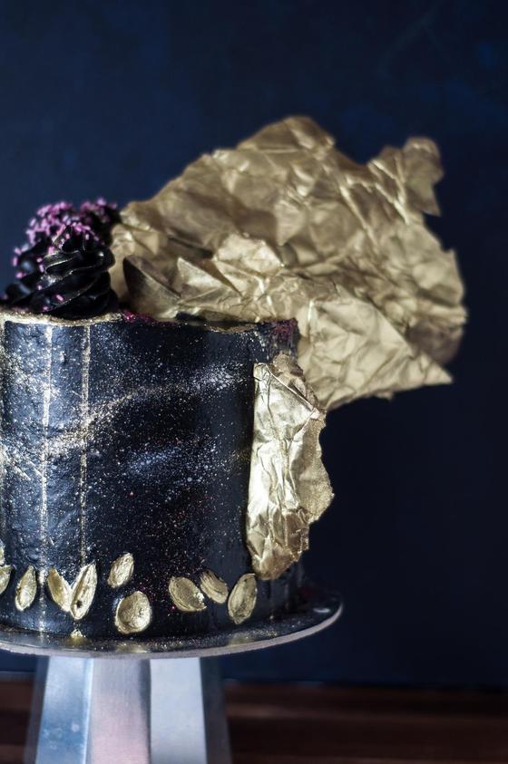 Foto em destaque de Black & Gold Cake